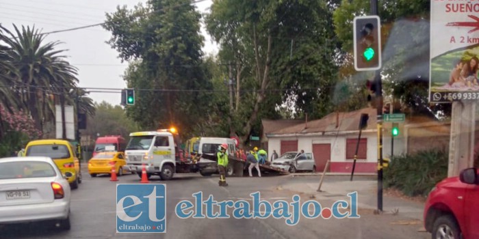 A centímetros de impactar un local comercial quedaron los vehículos involucrados en el accidente.