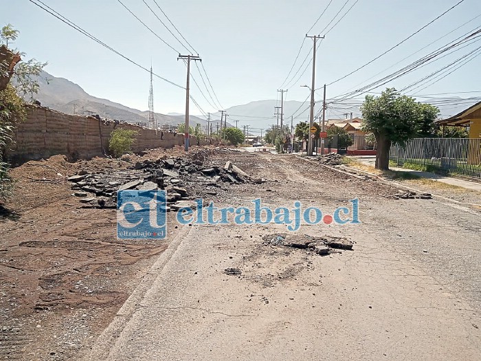 El asfalto levantado que dicen los vecinos los deja en una isla.