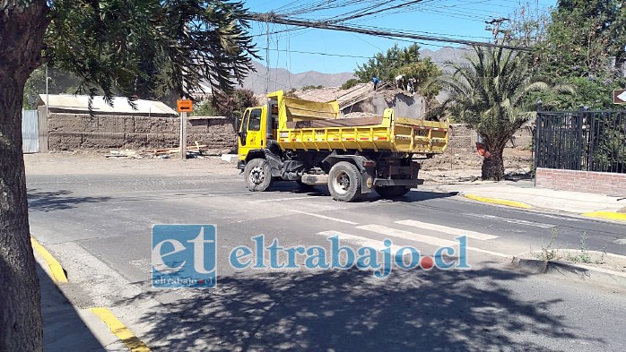 Este es uno de los camiones que están destruyendo el asfalto en el lugar. Se espera que esta semana alguna autoridad se haga presente.