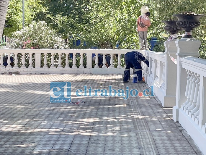 Al fin se iniciaron trabajos de limpieza y mejoramiento de nuestra Plaza de Armas, cuyo estado bien puede calificarse de asqueroso al apreciar la suciedad en el piso, odeón y terraza, sin contar la destruida pileta central.