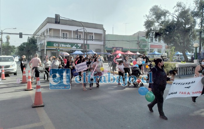 Integrantes del colectivo Roosvelt Silva se manifestaron frente al municipio y Serviu.