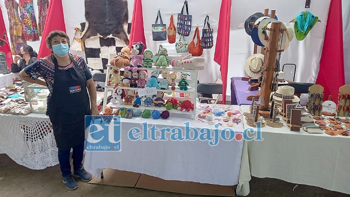 Decenas de emprendedores locales ofrecen sus productos en la expo navidad.