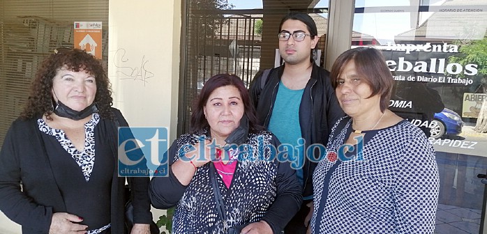 De izquierda a derecha Minerva López, presidenta de la junta de vecinos ‘Orilla del Río’; Carmen Delgado, Vicente Henríquez y Claudia Salinas, vecinos del sector.