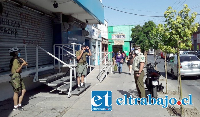 Carabineros en el frontis de la sucursal de Movistar en calle Prat 274 San Felipe.