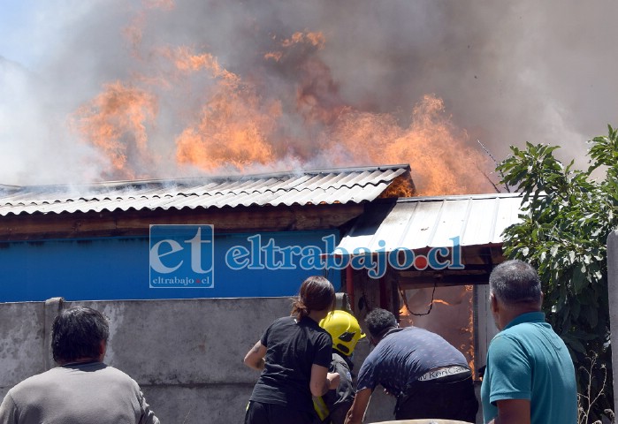 TARDE INFERNAL.- Los vecinos impotentes no se quedaron con los brazos cruzados, en todo momento brindaron ayuda, pero fue imposible salvar la vivienda.