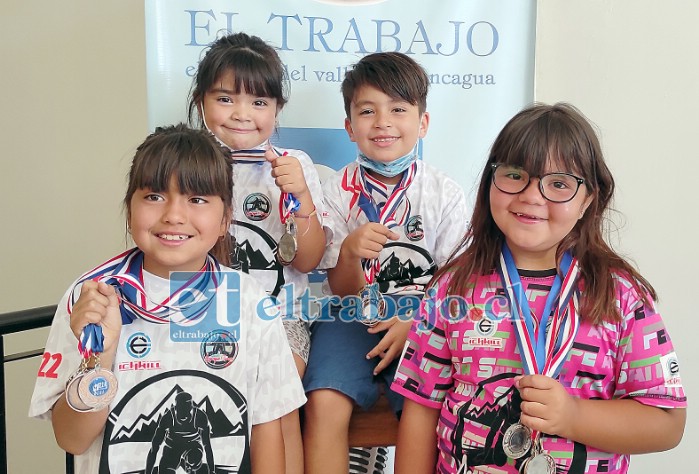 VISITA MUY ESPECIAL.- Ellos son nuestros campeones: Antonella Ahumada (5), Vicente Carvallo (6), Emilia Araya (8) y Adel Cortés de 8 años de edad, todos de San Felipe, quienes llegaron con sus medallas y acompañados de sus papás.