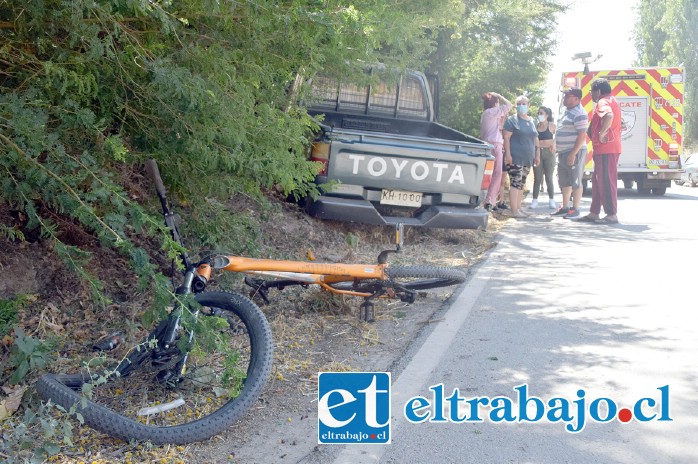 EN INVESTIGACIÓN.- Esta es la escena: La camioneta contra los arbustos y la bicicleta destruida a pocos metros del vehículo.