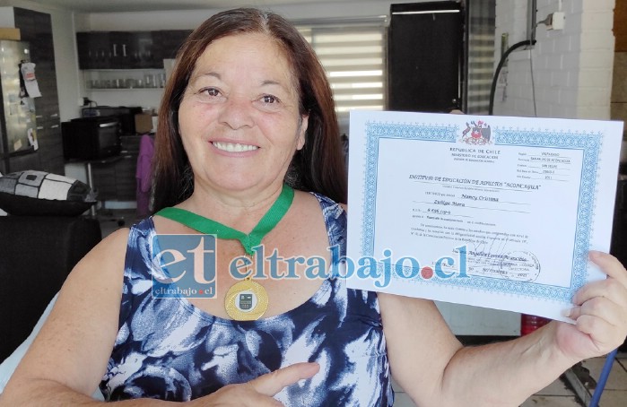 INGRESARÁ A LA UNIVERSIDAD.- Nancy Zúñiga Mora es una tremenda mujer que no se deja limitar por la vida ni el tiempo, hoy nos muestra orgullosa su licencia del cuarto medio.