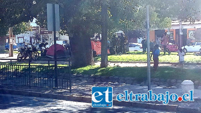 Personal de Carabineros junto a las familias que instalaron en carpas. Siendo desalojados.