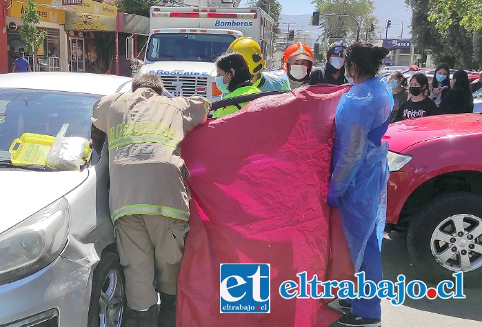 EN EL LUGAR.- Los paramédicos de Bomberos crearon una limitada zona de intimidad para poder estabilizar a la conductora embarazada.
