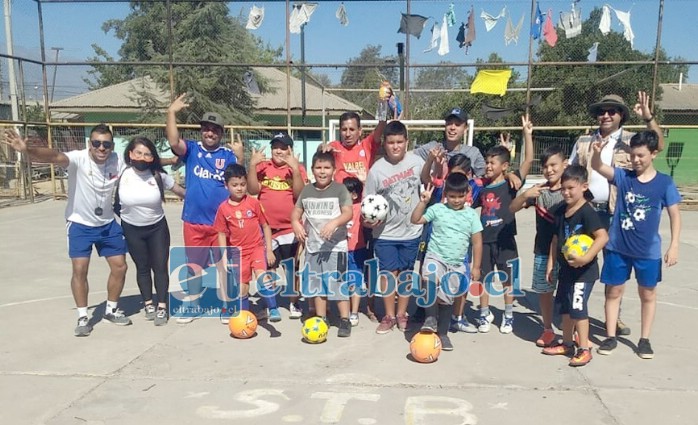 VIENE LA REVANCHA.- Ellos son los niños que jugarán por el equipo de Santa Brígida, anoche enfrentaron a El Totoral. Importante recalcar que los niños recibirán medallas y copas, habrá hidratación con Aguas Oasis durante los partidos.