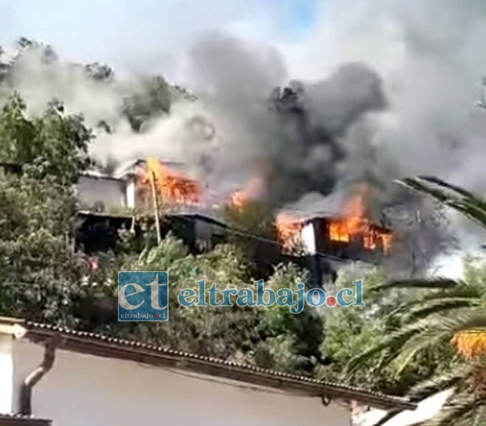 En esta imagen se puede apreciar las viviendas siendo consumidas por el fuego. (Foto Tvmas Llay Llay Catemu)