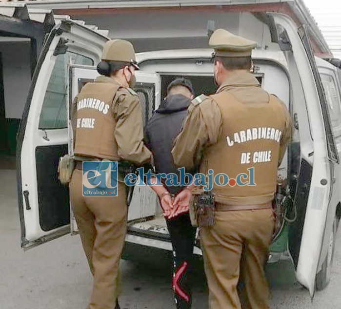 El imputado saliendo del cuartel policial de Carabineros.