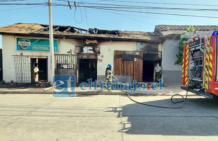 Carabineros y Bomberos presentes en el lugar del incendio.