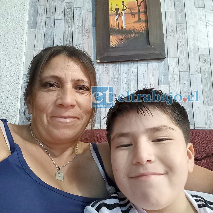 Lupa Valdivia Vadivia junto a su hijo Amaro, quien necesita aplicarse dos dosis de un medicamento cuyo valor por cada una es de 15 millones de pesos.