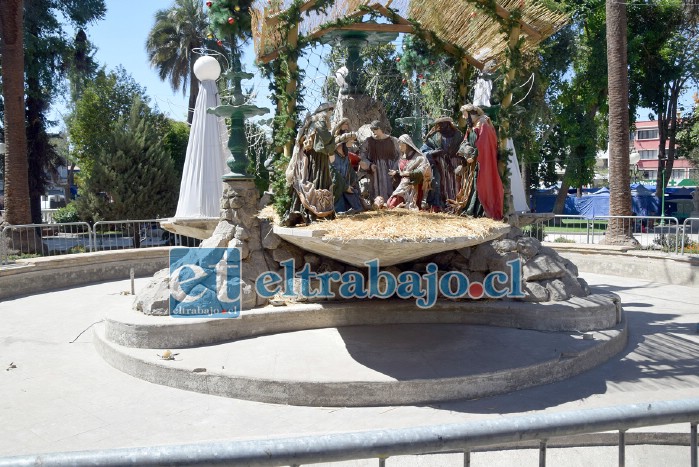 LA TRISTE REALIDAD.- Así luce nuestra pileta central en la actualidad, seca, sin vida, abandonada y mal trecha, ¿cuándo la tendremos de nuevo con agua y niños jugando en ella?