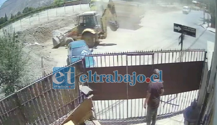 Así transcurren los días frente a la casa de don Carlos Cruz, respirando polvo y los molestos ruidos.