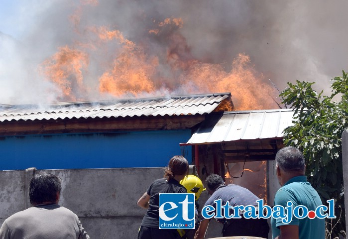 TODOS CON EL PROFE.- Hace una semana la vivienda del profesor industrialino Marco Astudillo, quedó reducida a cenizas, sus amigos y vecinos realizan hoy distintas campañas. (Foto Incendio Asiento)