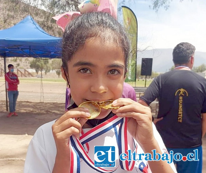 UNOS EL POLVO, OTROS EL ORO.- Aquí tenemos a la tremenda Antonella Nanjarí mordiendo el Oro que ha ganado.