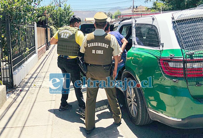 El Imputado captado en los momentos justos cuando es subido al carro policial.