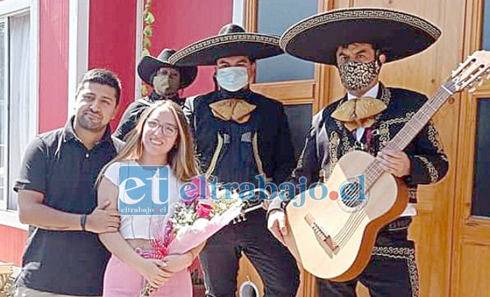 SIEMPRE TEQUILA.- Aquí tenemos a estos artistas en Llay Llay, acompañados por una joven pareja de pololos en una serenata.