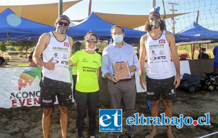 El alcalde de Putaendo, Mauricio Quiroz, junto a los primos Marco y Esteban Grimalt.