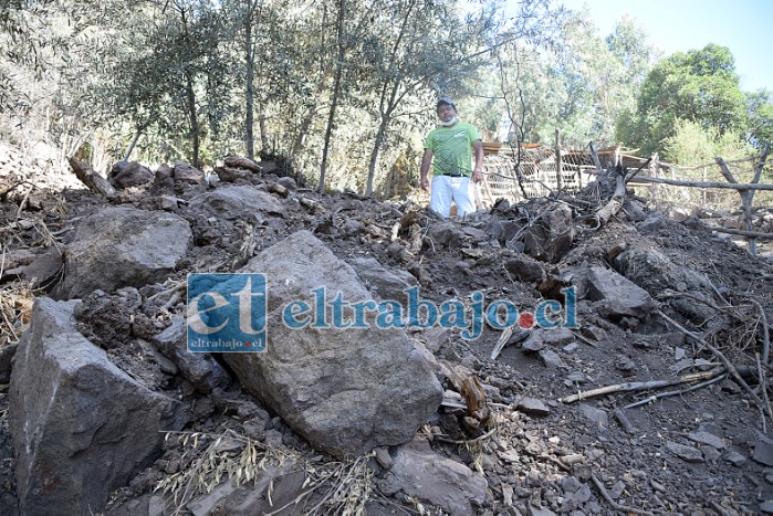 Para colmo de males, los encargados de los trabajos dejaron troncos, piedras y escombros en su propiedad.