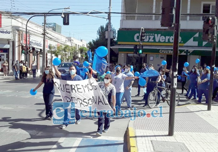 Funcionarios marchando por el centro de la ciudad.