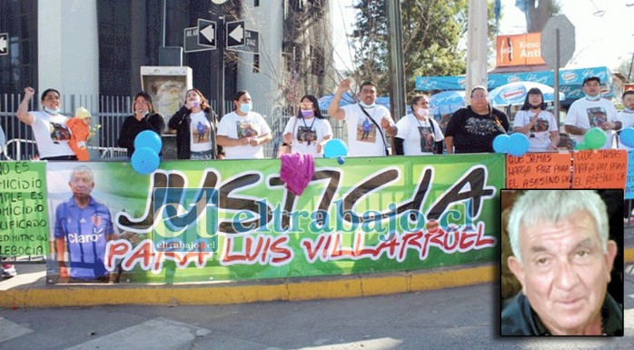 La familia de la víctima, Luis Villarroel Rodríguez (en el recuadro), protestando frente al edificio de tribunales en Los Andes.