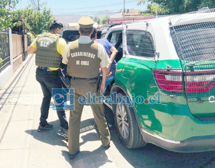 El imputado subiendo a un carro policial tras ser detenido, siendo declarada ilegal su detención.