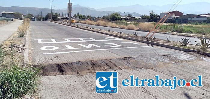 LOMOS DE ‘TIERRA’.- Estos son los lomos de toro de tierra que instalaron vecinos y vecinas de la Villa La Estancia, cansados del exceso de velocidad con que transitan los automovilistas por calle Hermanos Carrera Oriente.