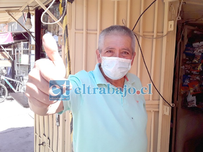 Lucho Zelaya ya trabajando en su quiosco después de haber enfrentado a la muerte cara a cara.