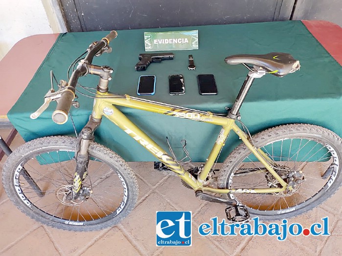 La bicicleta y los celulares que fueron recuperados por Carabineros y entregados a la víctima, también aparece el arma a fogueo ocupada para cometer el asalto.