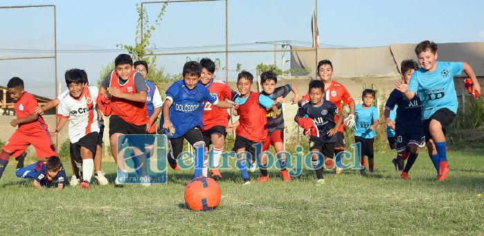 NUEVAS GENERACIONES.- Las cámaras de Diario El Trabajo captaron los entrenamientos de esta chiquillada loca por mejorar su nivel de juego.