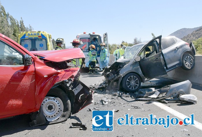 TRAGEDIA.- El tránsito vehicular estuvo interrumpido por casi 40 minutos en ambos sentidos mientras los socorristas se hicieron cargo de los accidentados.