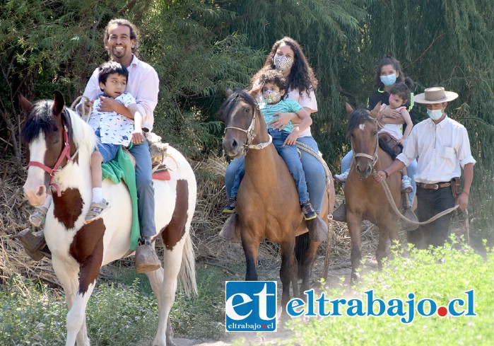 CABALGATA FAMILIAR.- El pequeño Iván, de 7 años de edad, es el corazón de este proyecto comunitario liderado por su papá y respaldado por familias del valle.