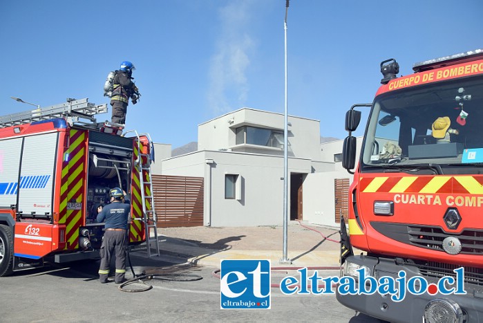 JUSTO A TIEMPO.- Varias unidades bomberiles impidieron que las llamas se extendieran a otras viviendas.