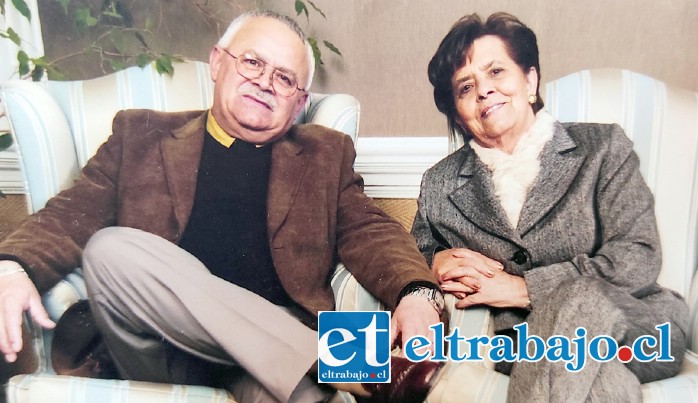 MADRE SÓLO HAY UNA.- Aquí tenemos a don Manuel Araya, acompañando a su señora madre María Eliana Carvallo.