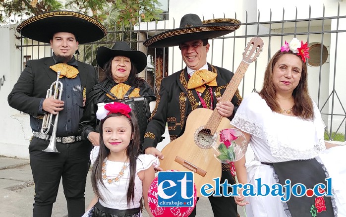 MARIACHI TEQUILA SAN FELIPE.- Ellos son Adonis Leiva en trompeta y segunda voz, Aurora Ormeño en acordeón y tercera voz, Hernán Zubicueta en primera voz y guitarra, y la tremenda Grace Zubicueta, quien apoya con su ballet.