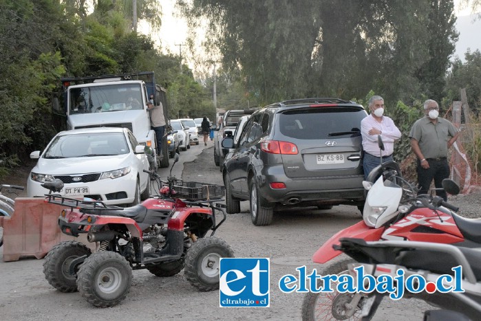 BLOQUEO TEMPORAL.- Por varias horas la entrada y salida a la comunidad de La Troya estuvo cerrada, nadie salía ni entraba sin un compromiso de la alcaldesa para con los vecinos.