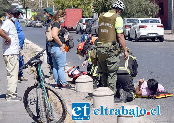 MUY GOLPEADA.- En el pavimento observamos a la motociclista cuando era atendida por personal del SAMU.