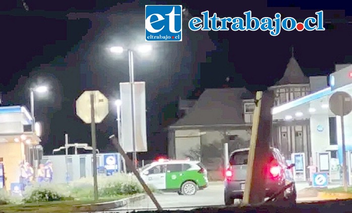 Carabineros adoptando el procedimiento de rigor en el servicentro ubicado en Tocornal.