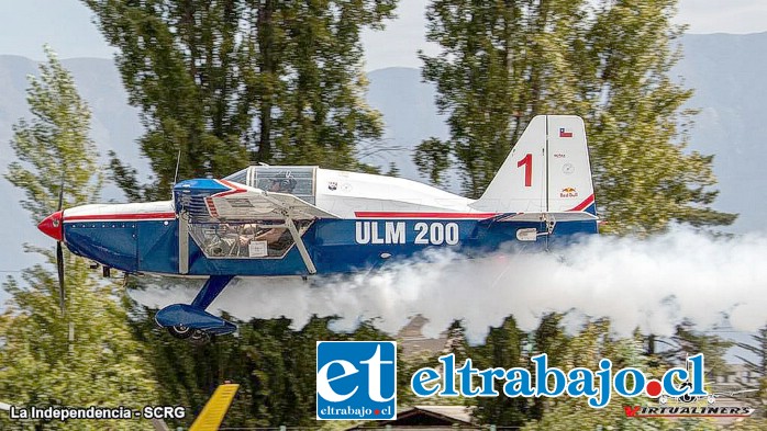 Fernando Tapia pilotando su avión de acrobacia en una de las pasadas frente al público.