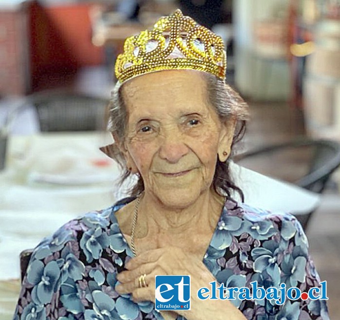 LA REINA DE LA CASA.- Esperanza del Carmen Carvajal Almendares, hace pocos días cumplió 101 años de edad.