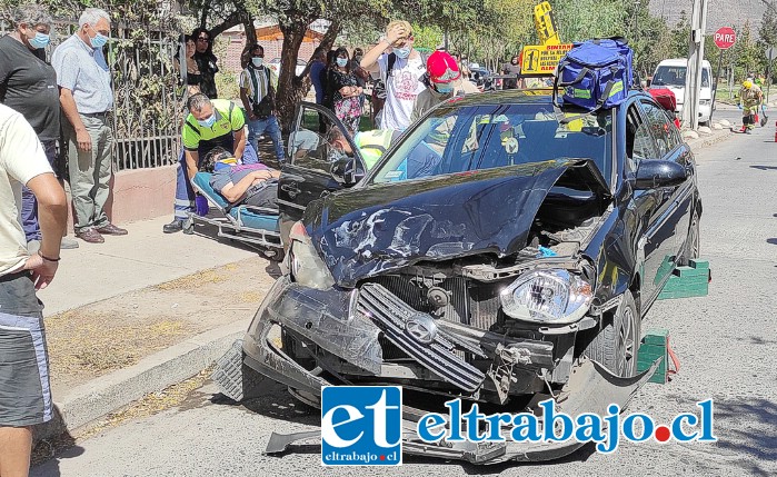 CUANTIOSOS DAÑOS.- El colectivo llevó la peor parte al resultar su conductor y una pasajera herida, sufriendo además cuantiosos daños.