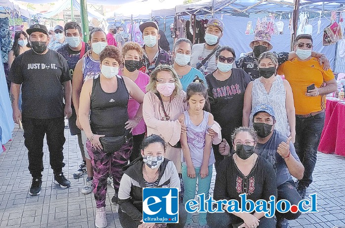 LA LUCHA CONTINÚA.- Ellos son la mayoría de vendedores del Sindicato Independiente Ambulantes por la Dignidad, quienes continúan buscando un espacio para vender sus productos.