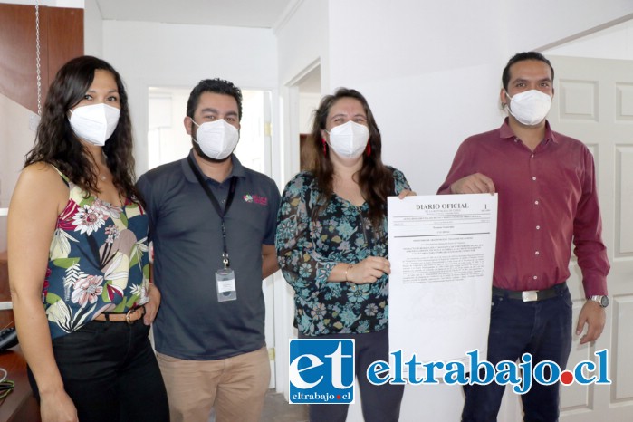 La alcaldesa Dina González junto al equipo de la Oficina de Licencias de Conducir de Calle Larga, muestran orgullosos la publicación en el Diario Oficial que autoriza su funcionamiento.