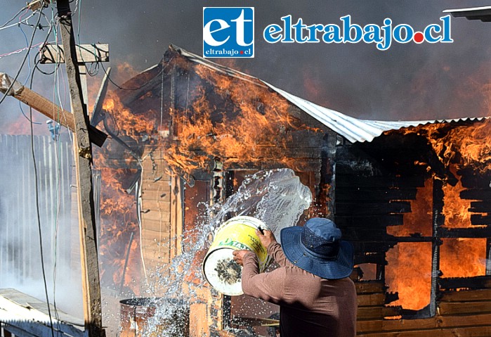 UNA TRISTE POSTAL.- Aunque se sentía solo contra el infernal enemigo, este vecino y otros más lo dieron todo para impedir que las llamas devoraran sus viviendas.