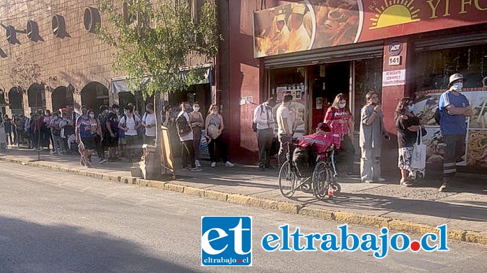 IMPRESIONANTE.- La fila de personas llegaba hasta calle Coimas ayer en la tarde.