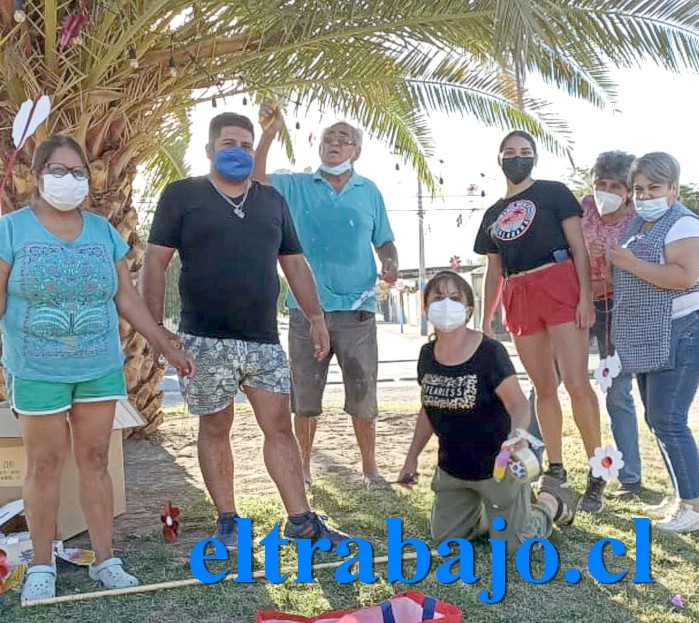 Guillermo Brito, de polera negra, nuevo presidente de la Junta de Vecinos Villa Bernardo Cruz, junto a vecinos del lugar.